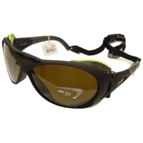 Julbo Explorer Lunettes de glacier, Monture couleur noir construction nylon avec verre min�ral cat�gorie 4 (7% lv) avec traitement anti reflet et traitement flash, coques (amovibles) pour protections lat�rales contre le rayonnement lumineux, et cordon r�glable. La haute montagne et les conditions extr�mes r�v�lent toutes les performances de ces lunettes sans compromis, d�velopp�es avec l'ENSA de Chamonix. L'Explorer incarne le renouveau de la lunette de glacier : verres � haut niveau de protection, couvrance ne laissant passer aucun rayonnement, flux d'a�ration contre la bu�e