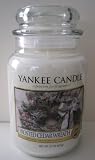 Yankee Candle 22 oz Jar Frosted Cedar Wreath