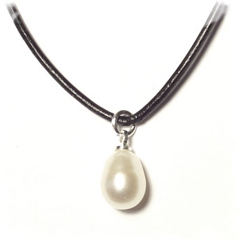 Large freshwater pearl set on a fine black leather 