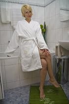 Kurzer Damen Kimono Bademantel / Saunamantel Veloursfleece mit Stickerei Gösse S, Farbe weiss