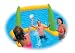 Lieferumfang:
Ein aufblasbares Tor, ein aufblasbarer Ball, 
Reparaturfolie.
Produktbeschreibung:
Sportlicher Badespa� f�r die ganze Familie! DER Hit f�r hei�e 
Sommertage! Das Tor hat die Ma�e 127 x 86 x 94 cm. Es besteht aus strapazierf�higem Vinyl. Der Ball 
ist ebenfalls aufblasbar. Ein Heidenspa� f�r Pool, Planschbecken, Baggersee oder einfach mal nur so 
auf der Wiese im Garten oder im Park.
Achtung: Nicht f�r Kinder unter 36 Monaten geeignet. Nur im 
flachen Wasser unter Aufsicht von Erwachsenen verwenden.