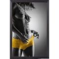 Sch�ne Frauen Poster und Alu-Rahmen - Yellow Hotpants (91 x 61cm)