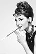Poster Audrey Hepburn - Cigaret - Gr��e 61 x 91,5 cm - Maxiposter