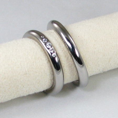 チタンペアリング（結婚指輪）、女性用にはダイヤ付き