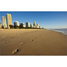 photographie Footprints in sand at Surfers Paradise. est disperible en (L x H): 90 x 60 cm de D. ...