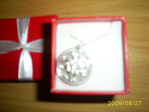Avon Snowflake Necklace in Red Signature Holiday Box Christmas