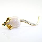 DaisyJewel Ivy League Mouse Pin Brooch Inspired by charcter Jill 'Mouse' Chen (one of carrie's best friends) on the CW's Hit TV Show The Carrie Diaries - Based on Novels by Candace Bushnell - Gold with Creamy Swirled Pearl Enamel Body, Diamond - Like Swarovski Crystal Encrusted Tail, & Adorably Emerald Green Crystal Eyes