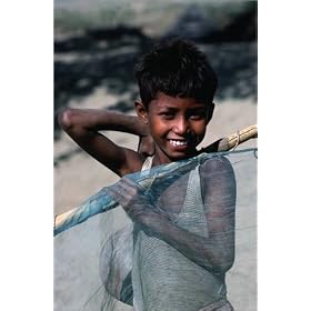 photographie A young boy and his fishing net from Ronobondo in West Bengal. est disperible en (L ...