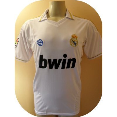 REAL MADRID # 9 BENZEMA SOCCER JERSEY SIZE LARGE. NEW.