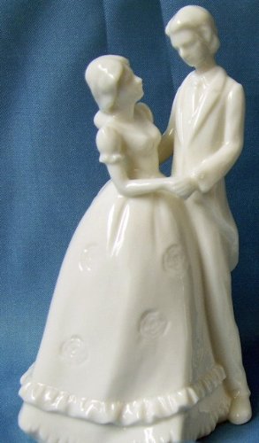 cake toppers. On May 3, 2011, in Beach Wedding Cake Toppers, by williamglauer. A traditional and elegant Bride amp; Groom Figurine to decorate your wedding cake with class!