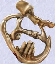 A sweet kiss statue midnight lovers romantic sculpture