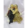 Brautpaar Goldhochzeit auf Sofa, Polystone