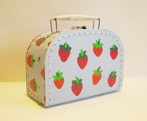 Koffer Pappe, hellblau mit Erdbeeren,