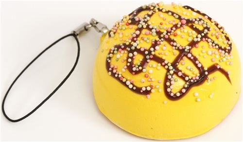 Imagen 2 de Colgante squishy con panecillo amarillo con virutas