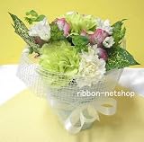 「【送料無料】【母の日遅れてごめんね】(5/14からのお届け)お供えの花 カーネーションと季節のお花のスタンディングブーケ （生花）FL-MD-109」の画像