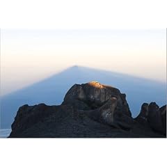 Poster 60 x 40 cm - "Pyramid shadow and Alexandra Peak seen from Low's Peak on Mt. Kinabalu." von Anders Blomqvist / Lonely Planet Images - auch in anderen Gr��en und als Leinwandbild erh�ltlich