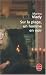 Sur la plage, un homme en noir