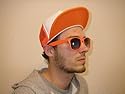 ATZEN CAP in weiss / neon-orange KOMPLETT MIT ATZENBRILLE im 
"Wayfarer Style" in orange mit dunklen Gläsern