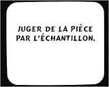 Juger de la pièce par l'échantillon. tapis de souris décoré