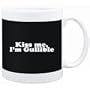 Mug Black " Kiss me, I'm gullible " Adjetives