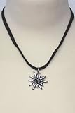 Trachten-Dirndl-Schmuck für Damen, silber-grau, Edelweiß aus Metall mit weissen Strass-Steinen als Anhänger, Samtbänder in der Länge verstellbar