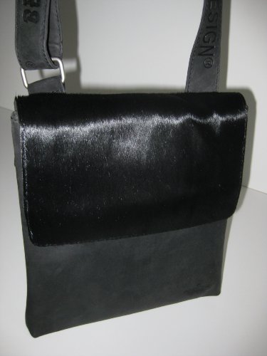Damen Ledertasche Crossover-Bag aus schwarzem Antikleder mit schwarzem Fell