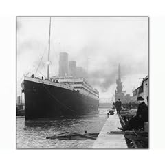 Wandbild xxl g�nstig & modern (Titanic_in_doc-70x70cm) Deko Bilder fertig gerahmt mit Keilrahmen gro� im Bilder Shop. Ausf�hrung sch�ner Kunstdruck auf echter Leinwand als Wandbild mit Rahmen. Preiswerter als �lbild Gem�lde Foto Poster Plakat mit Bilderrahmen. Picture Style (Schiff Titanic Wasser Hafen Menschen Geb�ude schwarz/wei�). 100% Made in Germany(murale moderna canvas picture arts print image l�mina moderno)