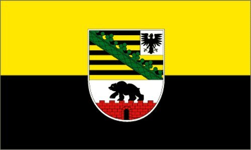 Top Qualität – Flagge SACHSEN-ANHALT MIT WAPPEN Fahne, 90 x 150 cm, EXTREM REIßFEST, Keine BILLIG-CHINAWARE, Stoffgewicht ca. 100 g/m², sehr robust, extra starke Messing-Ösen – mehrfach umlaufend genäht, ideal als Hissflagge Hissfahne für Innen/Außen, für Haus, Garten zur Deko