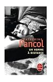 Un homme à distance