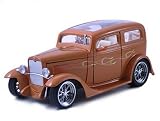 Review Road Signature  / Diecast Model Ford Model A Sedan (1931) in Orange (1:18 scale)