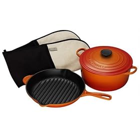 Le Creuset Cast Iron 2 Piece Boxed Cookware Set and Oven Gloves, Volcanic