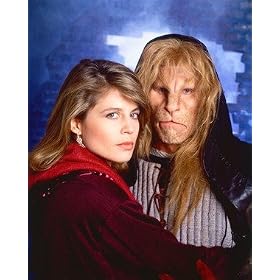 LINDA HAMILTON AS ASSISTANT DISTRICT ATTORNEY CATHERINE CHANDLER, RON PERLMAN AS VINCENT FROM BEAUTY AND THE BEAST #2 - Photo cin�matographique en couleur -GRANDE - 50x40cm