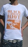 ご存知メタル番長オジー・オズボーン率いる伝説のバンド、Black Sabbath（ブラック・サバス）！1980年のMilwaukeeでのライブ告知のようなデザイン Tシャツ オレンジバージョン Orange