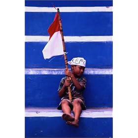 photographie A young boy wearing a "Reformasi" headband and holding the Indonesian flag at a demo...