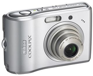 Nikon Coolpix L15 Digitalkamera (8 Megapixel, Bildstabilisator) in silber