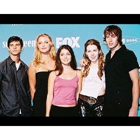SHIRI APPLEBY AS ELIZABETH 'LIZ' PARKER, BRENDAN FEHR AS MICHAEL GUERIN, KATHERINE HEIGL AS ISABEL AMANDA EVANS RAMIREZ, JASON BEHR AS MAX EVANS FROM ROSWELL #1 - Photo cin�matographique en couleur - STANDARD - 25x20cm