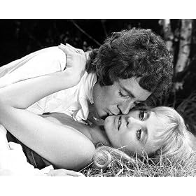 MICHAEL JOHNSON AS RICHARD LESTRANGE, YUTTE STENSGAARD AS MIRCALLA/CARMILLA KARNSTEIN FROM LUST FOR A VAMPIRE #1 - Photo cin�matographique en noir et blanc - (Choix de 4 tailles)