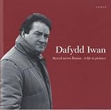 Dafydd Iwan : bywyd mewn lluniau = Dafydd Iwan : a life in pictures