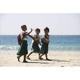 photographie School children on their way home with sea behind. est disperible en (L x H): 30 x 2...