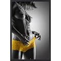 Sch�ne Frauen Poster und Holz-Rahmen - Yellow Hotpants (91 x 61cm)