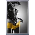 Sch�ne Frauen Poster und Alu-Rahmen - Yellow Hotpants (91 x 61cm)