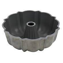 Focus Foodservice Commercial Bakeware 12-Cup Non-Stick Cast Aluminum Fluted Cake Pan