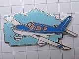 限定レア美品ピンズ◆水色の小型飛行機と雲ピンバッジフランス 飛行機雲