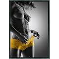 Sch�ne Frauen Poster und Kunststoff-Rahmen - Yellow Hotpants (91 x 61cm)