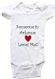 SOMEONE IN ARKANSAS LOVES ME - ARKANSAS BABY - State-series - White, Blue or Pink Onesie / Baby T-shirt