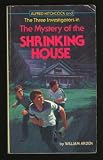Alfred Hitchcock and the three investigators in The mystery of the shrinking house