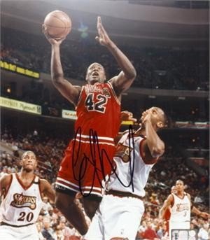 Elton Brand Autographed/Hand Signed Chicago Bulls 8x10 Photo