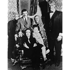 TED CASSIDY AS LURCH/THING, JACKIE COOGAN AS UNCLE FESTER FRUMP, CAROLYN JONES AS MORTICIA FRUMP ADDAMS, JOHN ASTIN AS GOMEZ ADDAMS, KEN WEATHERWAX AS PUGSLEY ADDAMS, MARIE BLAKE AS GRANDMAMA ADDAMS, LISA LORING AS WEDNESDAY THURSDAY ADDAMS FROM THE ADDAMS FAMILY #1 - SCHWARZ-WEISS - Filmfoto - (Poster) PLAKATE - 25x20" (60x50cm)