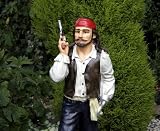 Dekofigur Pirat Perry mit Pistole & Schatz wetterfest