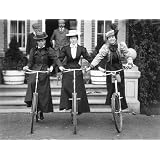 Three women on bicycles (Print On Demand)